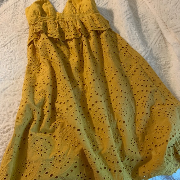 Adorable eyelet dress - Picture 4 of 7